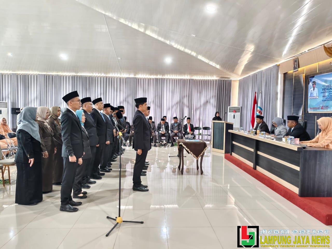 Bupati Ayu Asalasiyah Melantik 15 Jabatan Pimpinan Tinggi Pratama Dan 10 Jabatan Fungsional Penata Kelola Penanaman Modal Bupati Ayu Asalasiyah Melantik 15 Jabatan Pimpinan Tinggi Pratama Dan 10 Jabatan Fungsional Penata Kelola Penanaman Modal
