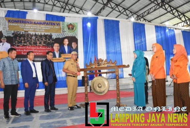 Bupati Novriwan Jaya : "PWI Harus Perkuat Profesionalisme dan Etika Jurnalistik di Era Disrupsi" Bupati Novriwan Jaya : "PWI Harus Perkuat Profesionalisme dan Etika Jurnalistik di Era Disrupsi"