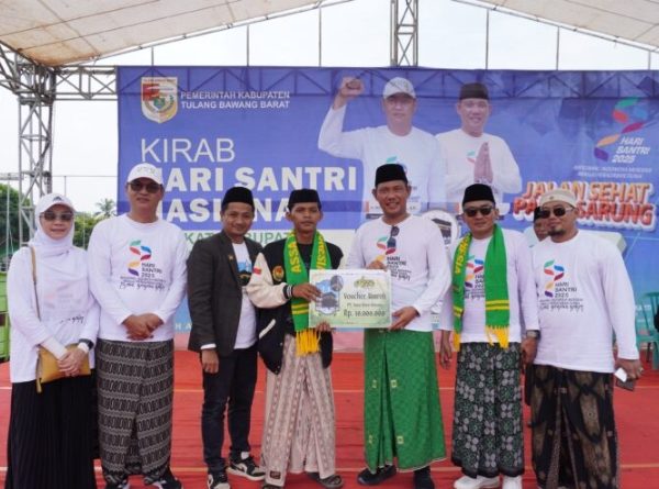 Jalan Sehat Menggunakan Sarung Meriahkan Peringatan Hari Santri Nasional di Tubaba