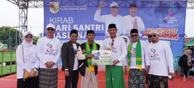 Jalan Sehat Menggunakan Sarung Meriahkan Peringatan Hari Santri Nasional di Tubaba