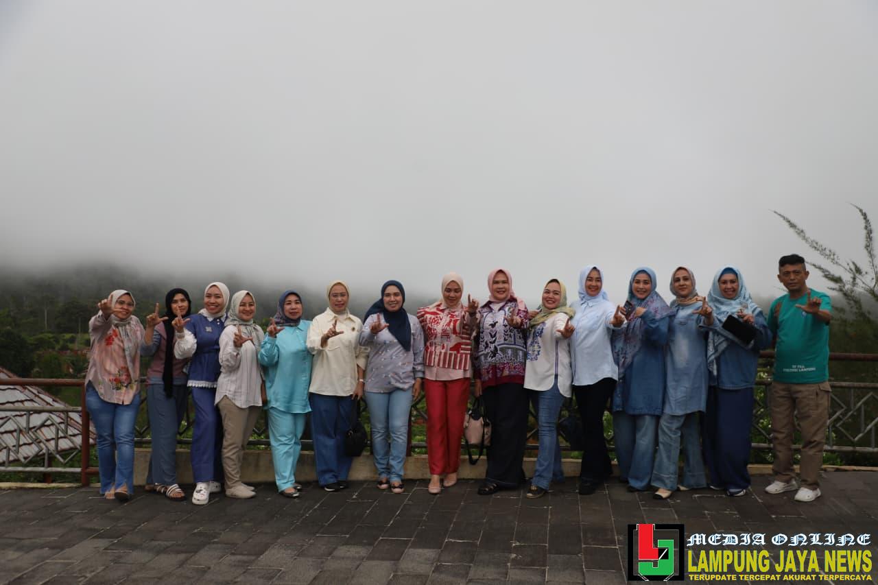 Bupati Lampung Barat Sambut Kedatangan Ketua TP PKK Provinsi Lampung Bupati Lampung Barat Sambut Kedatangan Ketua TP PKK Provinsi Lampung