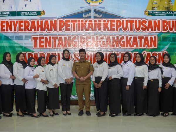 Bupati Dedi Irawan Serahkan Satu SK CPNS Lulusan IPDB, dan 81 SK PPPK Periode II