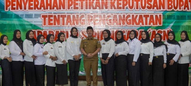 Bupati Dedi Irawan Serahkan Satu SK CPNS Lulusan IPDB, dan 81 SK PPPK Periode II Bupati Dedi Irawan Serahkan Satu SK CPNS Lulusan IPDB, dan 81 SK PPPK Periode II