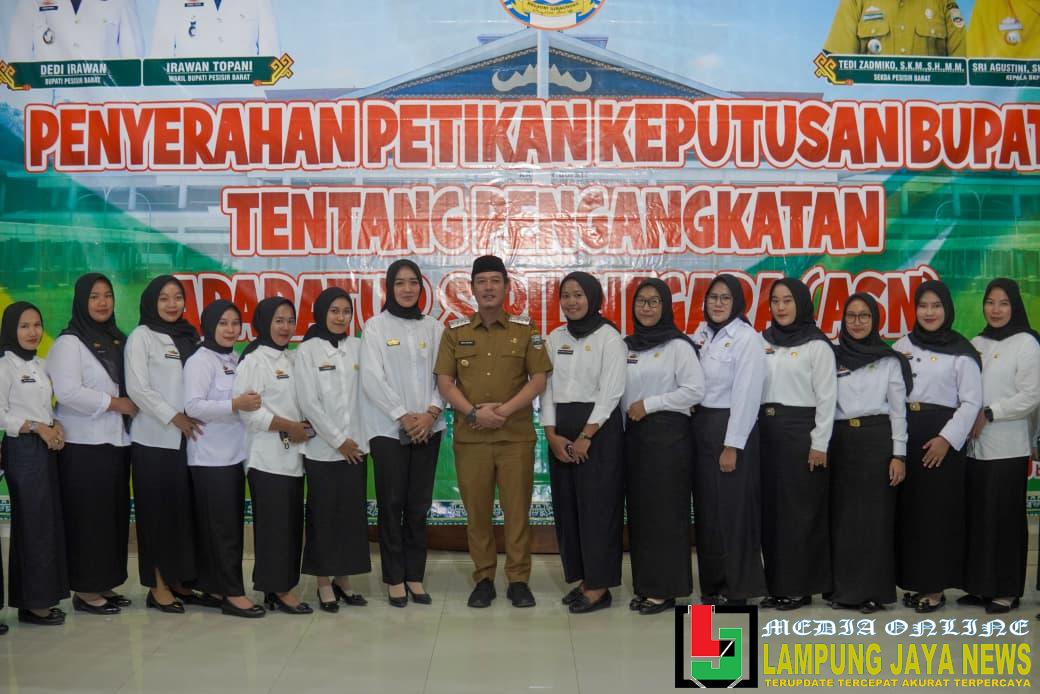 Bupati Dedi Irawan Serahkan Satu SK CPNS Lulusan IPDB, dan 81 SK PPPK Periode II Bupati Dedi Irawan Serahkan Satu SK CPNS Lulusan IPDB, dan 81 SK PPPK Periode II