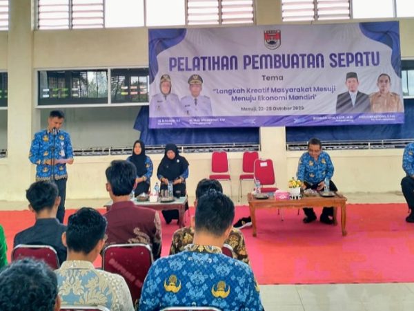 Pelatihan Pembuatan Sepatu di Mesuji Resmi Ditutup, Sinergi Pemerintah dan Perusahaan Dorong Ekonomi Mandiri Pelatihan Pembuatan Sepatu di Mesuji Resmi Ditutup, Sinergi Pemerintah dan Perusahaan Dorong Ekonomi Mandiri