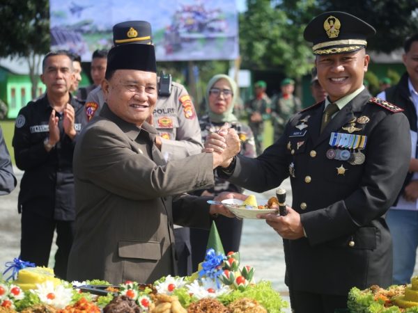 Wakil Bupati Drs. Mad Hasnurin Beri Kejutan Tumpeng HUT Ke-80 TNI di Makodim 0422 Lampung Barat