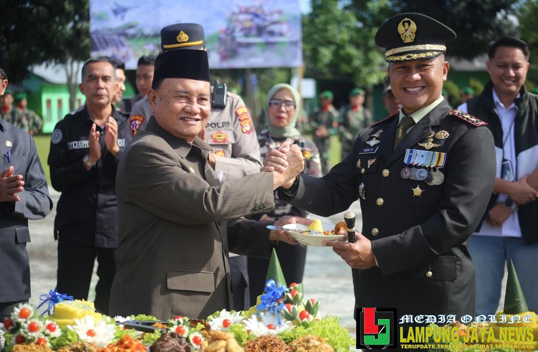 Wakil Bupati Drs. Mad Hasnurin Beri Kejutan Tumpeng HUT Ke-80 TNI di Makodim 0422 Lampung Barat