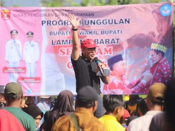 Momen Haru di Pagar Dewa, Bupati Parosil Hadiahi Sepeda untuk Gadis Kecil yang Kehilangan Ayah