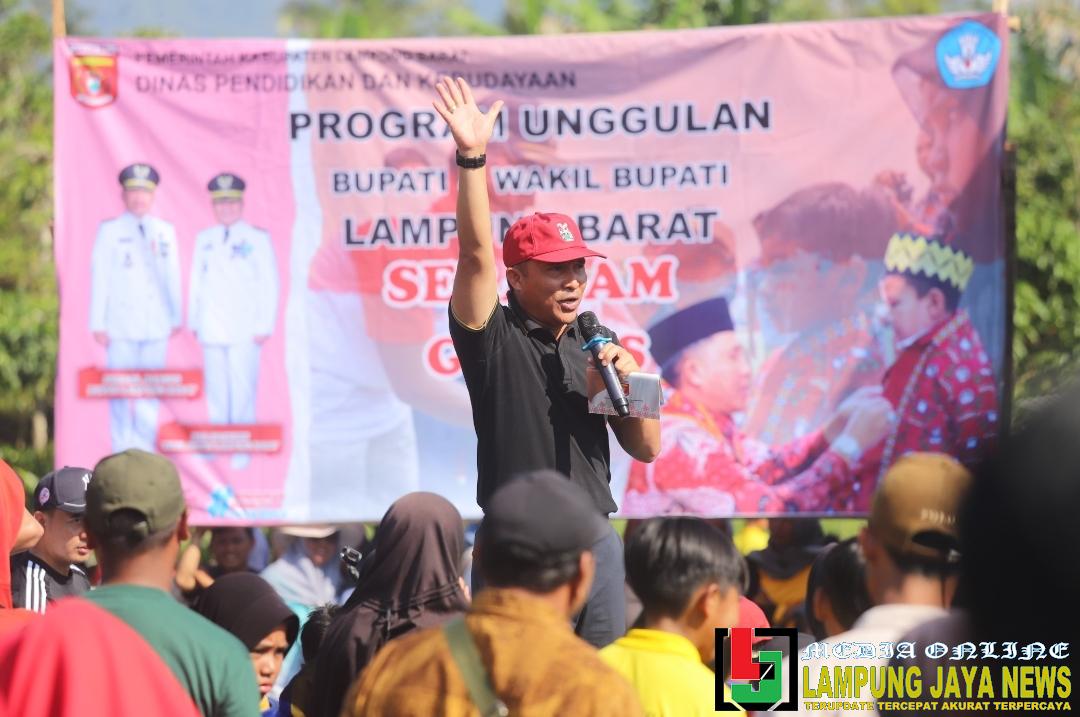 Momen Haru di Pagar Dewa, Bupati Parosil Hadiahi Sepeda untuk Gadis Kecil yang Kehilangan Ayah Momen Haru di Pagar Dewa, Bupati Parosil Hadiahi Sepeda untuk Gadis Kecil yang Kehilangan Ayah
