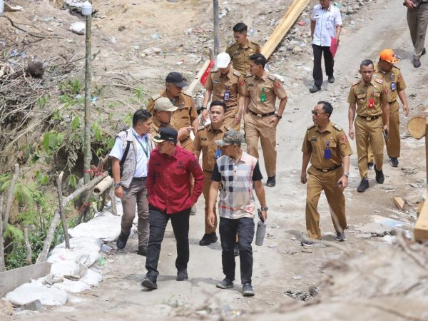 Blusukan Tinjau Jalan Putus, Parosil Mabsus Perintahkan Dinas PUPR Segera Bertindak