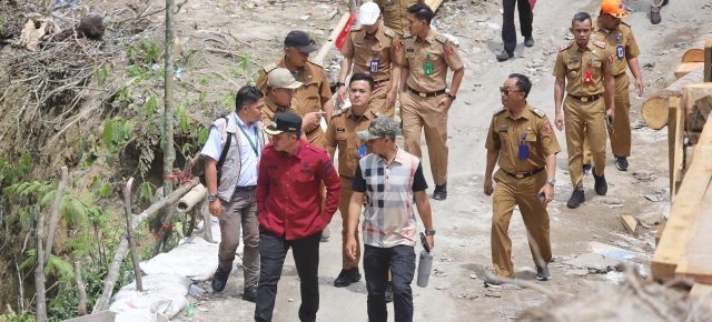 Blusukan Tinjau Jalan Putus, Parosil Mabsus Perintahkan Dinas PUPR Segera Bertindak