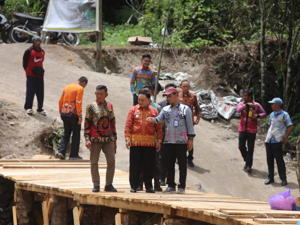 Mad Hasnurin Apresiasi Inisiatif Warga Gotong Royong Bangun Jembatan Jalan Putus, Bakal Dibangun Permanen 2026