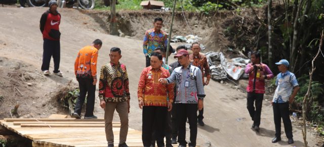 Mad Hasnurin Apresiasi Inisiatif Warga Gotong Royong Bangun Jembatan Jalan Putus, Bakal Dibangun Permanen 2026