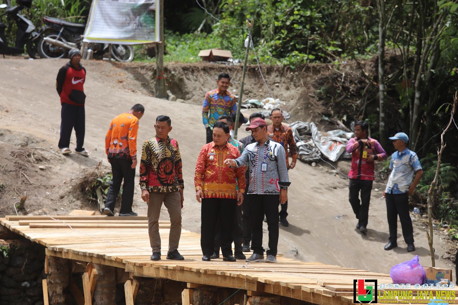 Mad Hasnurin Apresiasi Inisiatif Warga Gotong Royong Bangun Jembatan Jalan Putus, Bakal Dibangun Permanen 2026 Mad Hasnurin Apresiasi Inisiatif Warga Gotong Royong Bangun Jembatan Jalan Putus, Bakal Dibangun Permanen 2026