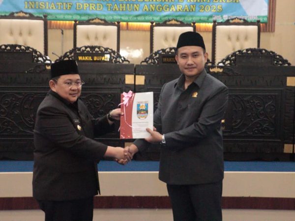 Hadiri Rapat Paripurna DPRD, Wakil Bupati Irawan Topani Sampaikan Nota Penjelasan Dua Ranperda Inisiatif DPRD Tahun 2025