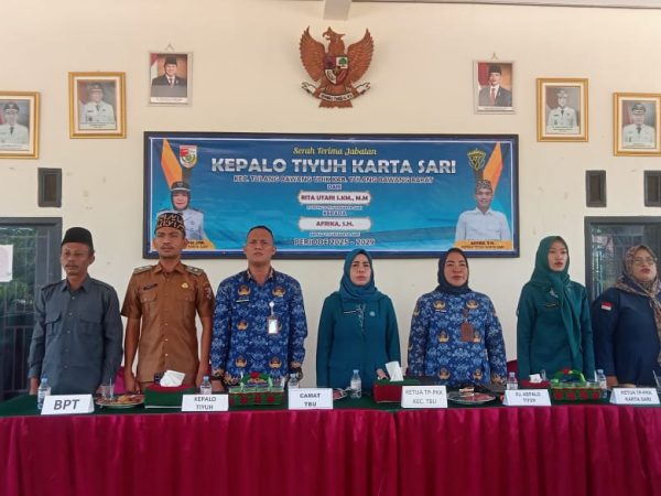 Rita Utari, SKM., M.M Gelar Serah Terima Jabatan Kepada Kepala Tiyuh Karta Sari dan Ketua TP-PKK