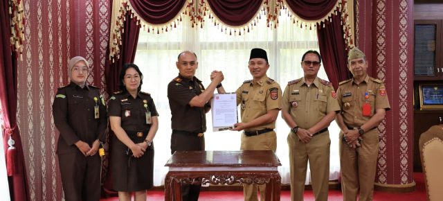 Pemkab Lambar Serahkan Hibah Tanah untuk Kejaksaan Negeri, Perkuat Sinergi Penegakan Hukum Pemkab Lambar Serahkan Hibah Tanah untuk Kejaksaan Negeri, Perkuat Sinergi Penegakan Hukum
