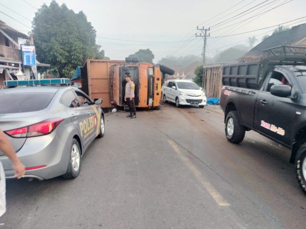 Laka Tunggal Truk Tronton di Jalinsum Gunung Katun, Satlantas Polres Way Kanan Gerak Cepat Amankan Lokasi