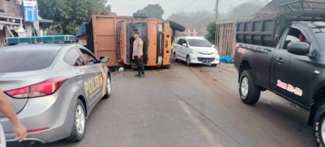 Laka Tunggal Truk Tronton di Jalinsum Gunung Katun, Satlantas Polres Way Kanan Gerak Cepat Amankan Lokasi