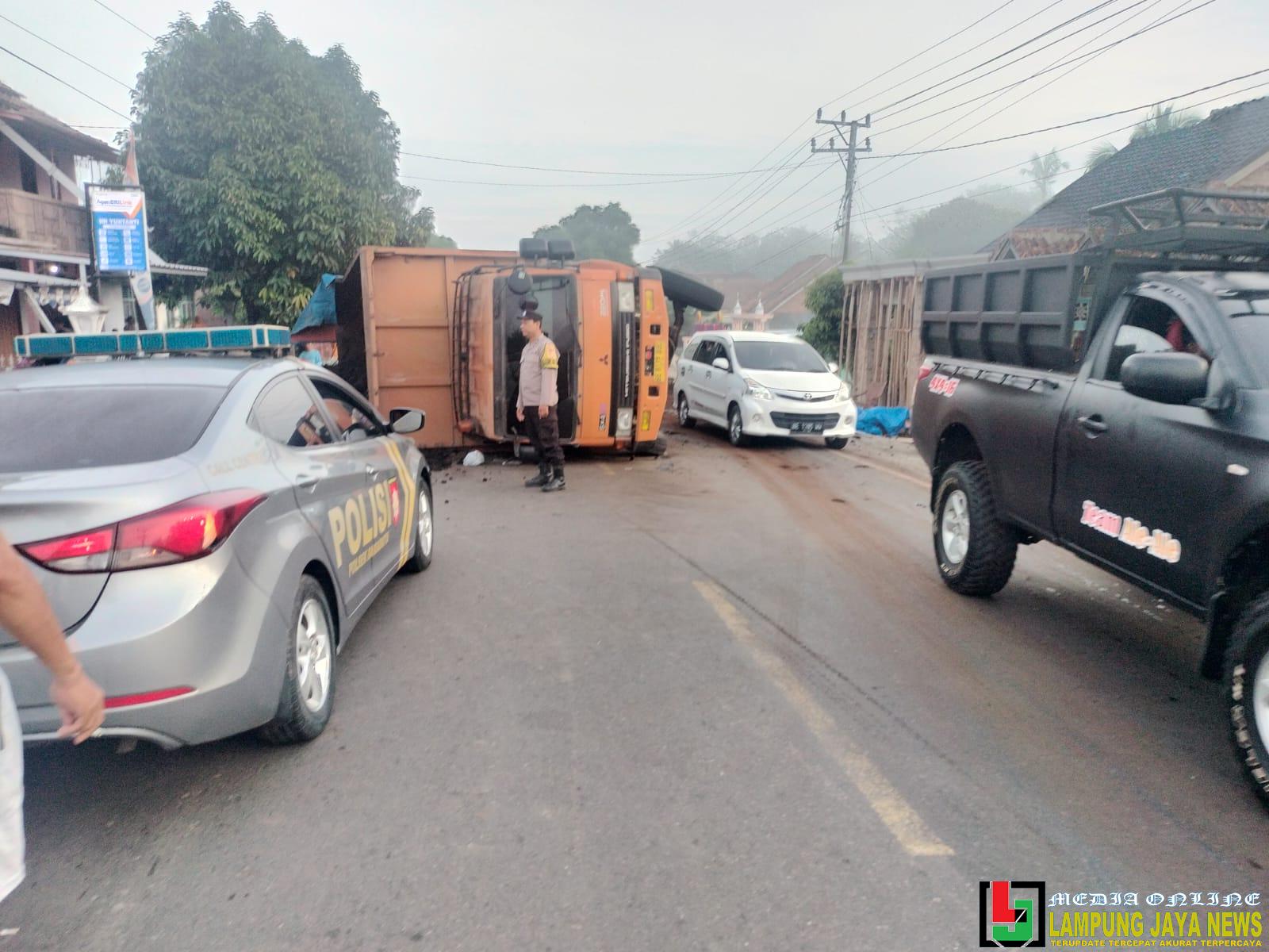 Laka Tunggal Truk Tronton di Jalinsum Gunung Katun, Satlantas Polres Way Kanan Gerak Cepat Amankan Lokasi Laka Tunggal Truk Tronton di Jalinsum Gunung Katun, Satlantas Polres Way Kanan Gerak Cepat Amankan Lokasi