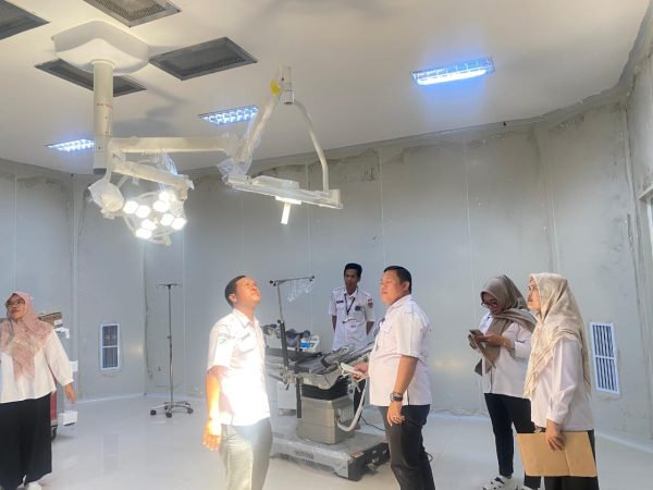 Plt Direktur RSUD Ratu Tara Tinjau Persiapan Alat dan Pembangunan Mes di Hari Pertama Bertugas