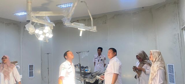 Plt Direktur RSUD Ratu Tara Tinjau Persiapan Alat dan Pembangunan Mes di Hari Pertama Bertugas Plt Direktur RSUD Ratu Tara Tinjau Persiapan Alat dan Pembangunan Mes di Hari Pertama Bertugas