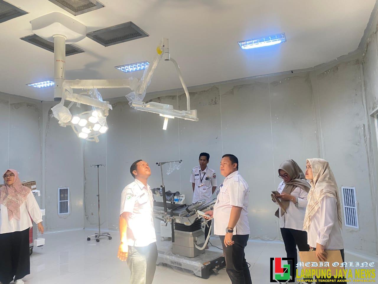 Plt Direktur RSUD Ratu Tara Tinjau Persiapan Alat dan Pembangunan Mes di Hari Pertama Bertugas