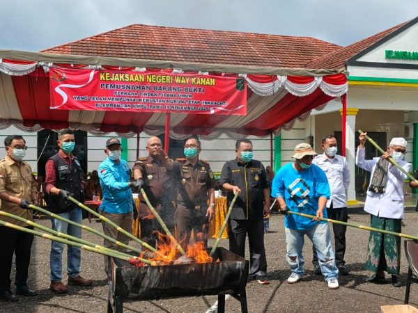 Miliki Kekuatan Hukum Tetap, Kejari Way Kanan Musnahkan Barang Bukti Perkara Tindak Pidana Umum