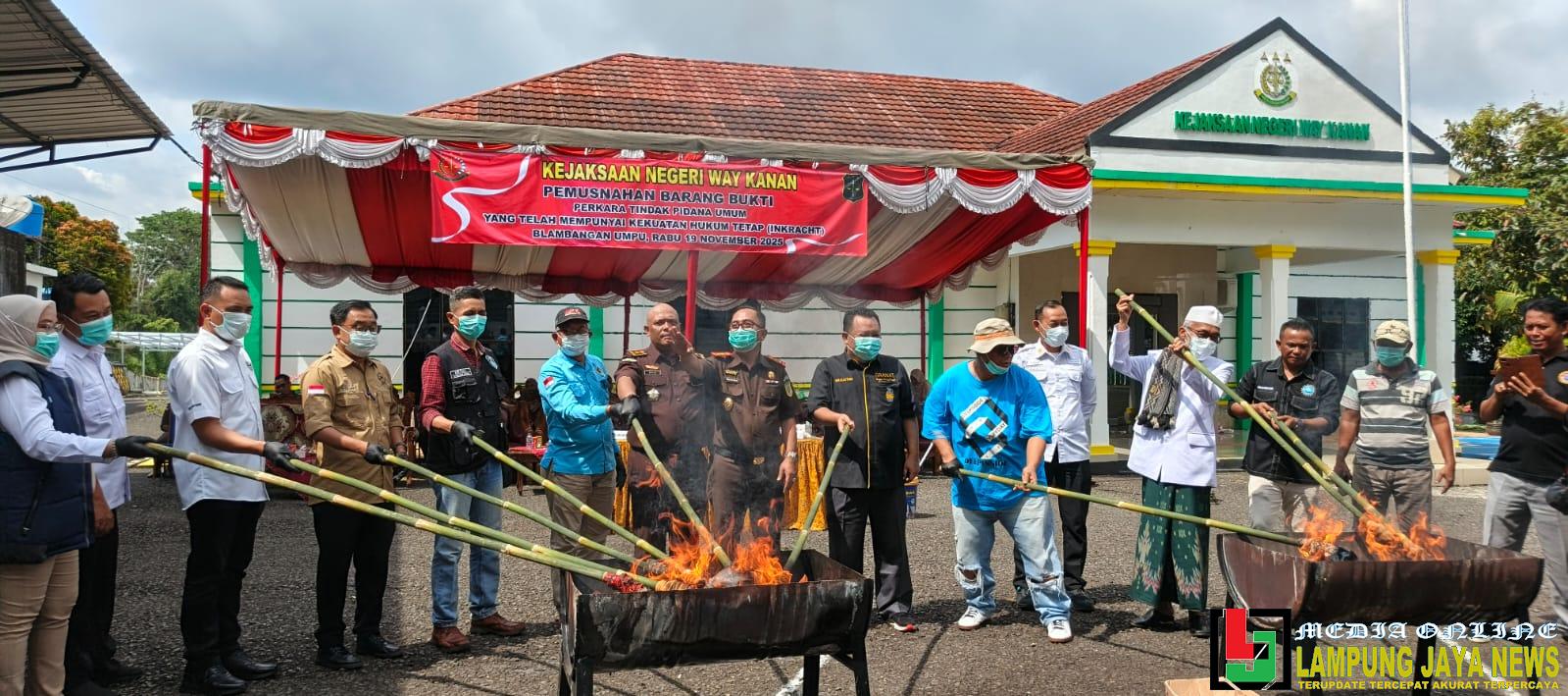 Miliki Kekuatan Hukum Tetap, Kejari Way Kanan Musnahkan Barang Bukti Perkara Tindak Pidana Umum Miliki Kekuatan Hukum Tetap, Kejari Way Kanan Musnahkan Barang Bukti Perkara Tindak Pidana Umum