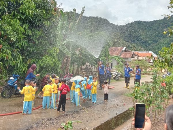 Kunjungan Edukatif, Damkar Kecamatan Semaka Ajarkan Pencegahan Kebakaran dan Keselamatan Pada Siswa TK Al-Hakim Way Kerap    