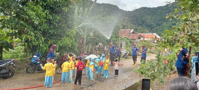 Kunjungan Edukatif, Damkar Kecamatan Semaka Ajarkan Pencegahan Kebakaran dan Keselamatan Pada Siswa TK Al-Hakim Way Kerap    