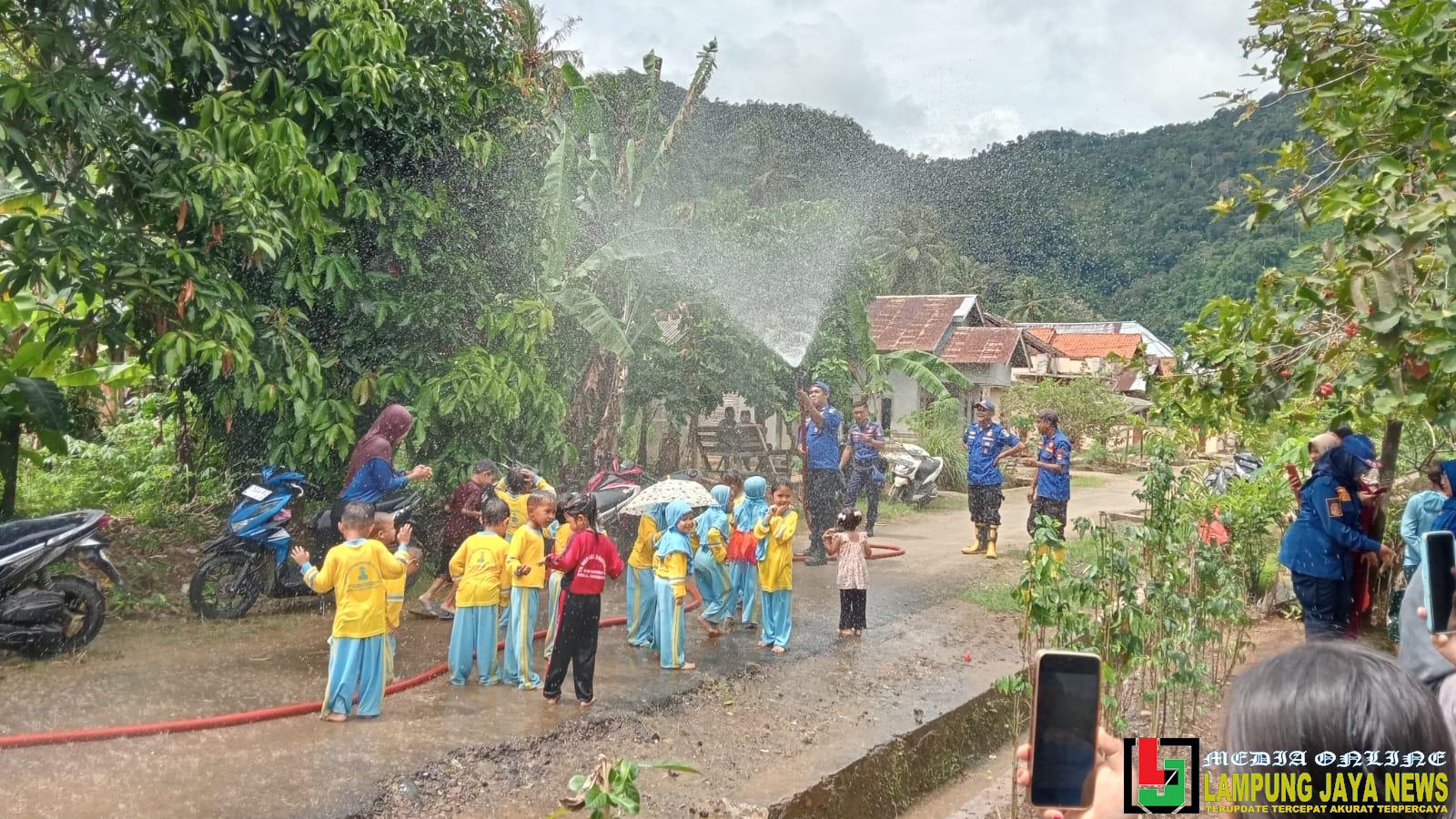 Kunjungan Edukatif, Damkar Kecamatan Semaka Ajarkan Pencegahan Kebakaran dan Keselamatan Pada Siswa TK Al-Hakim Way Kerap    