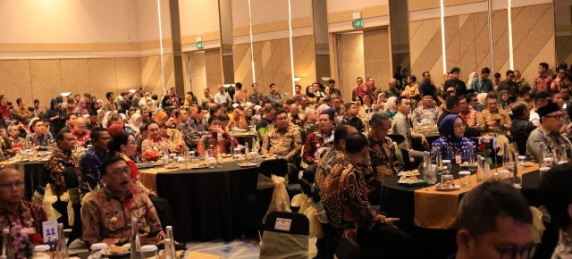 Wakil Bupati Lampung Barat Drs. Mad Hasnurin Hadiri Penganugerahan IKK Tahun 2025