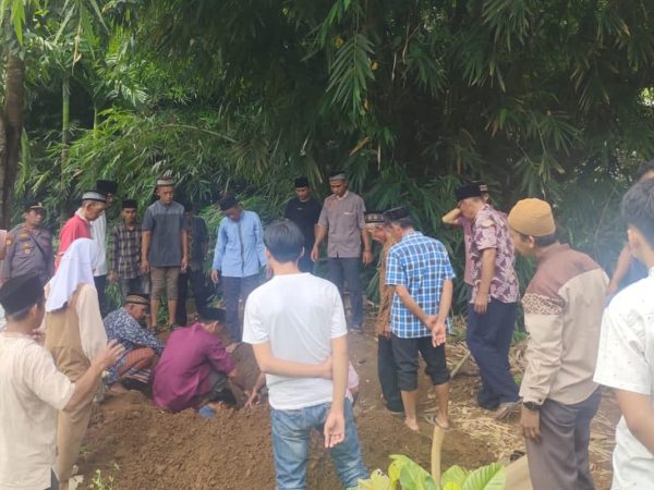 Kapolsek Wonosobo Melayat dan Hantarkan ke Pemakaman Korban Anirat di Pekon Belu
