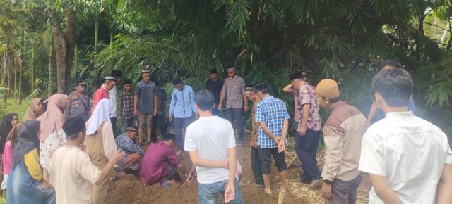 Kapolsek Wonosobo Melayat dan Hantarkan ke Pemakaman Korban Anirat di Pekon Belu Kapolsek Wonosobo Melayat dan Hantarkan ke Pemakaman Korban Anirat di Pekon Belu