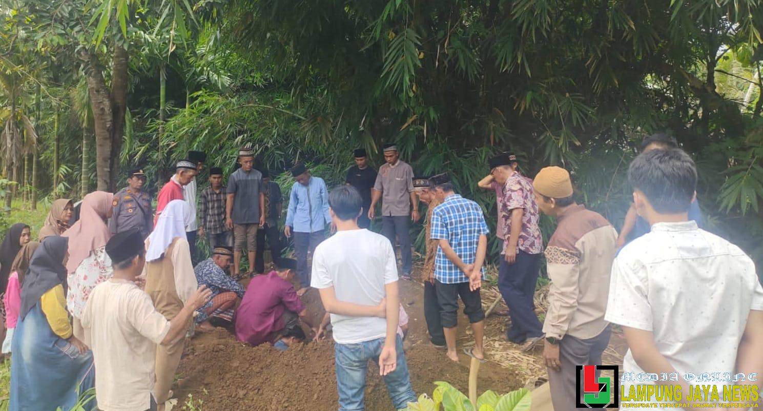 Kapolsek Wonosobo Melayat dan Hantarkan ke Pemakaman Korban Anirat di Pekon Belu