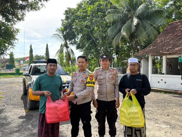 Jumat Berkah, Polsek Lambu Kibang Bagikan Nasi Kotak kepada Santri Pondok Pesantren Daarul Ulum Tiga