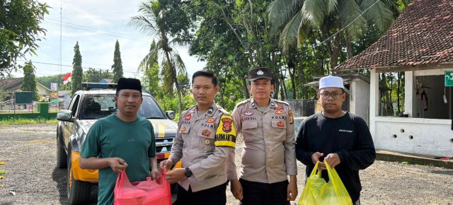 Jumat Berkah, Polsek Lambu Kibang Bagikan Nasi Kotak kepada Santri Pondok Pesantren Daarul Ulum Tiga