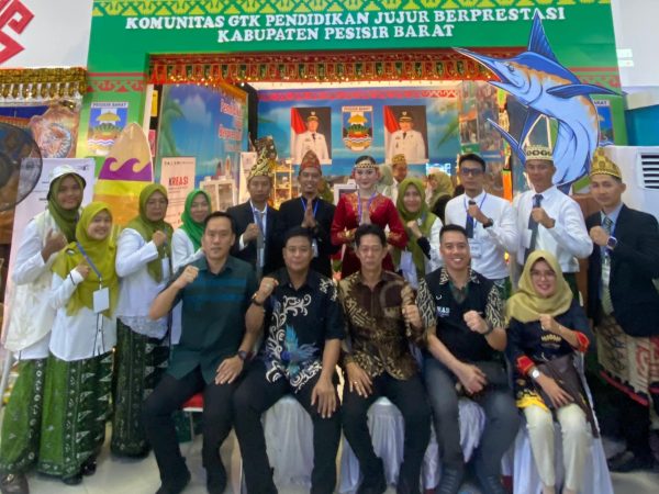 GTK Pesisir Barat Gaungkan Literasi dan Numerasi Bermutu Festival Kreasi 2025 GTK Pesisir Barat Gaungkan Literasi dan Numerasi Bermutu Festival Kreasi 2025