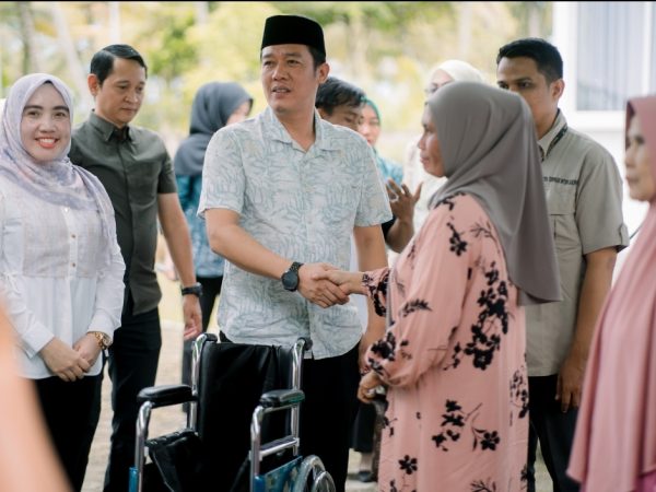 Serahkan Bantuan Atensi Kepada 120 Penerima Manfaat, Bupati Dedi Iraean Titip Pesan