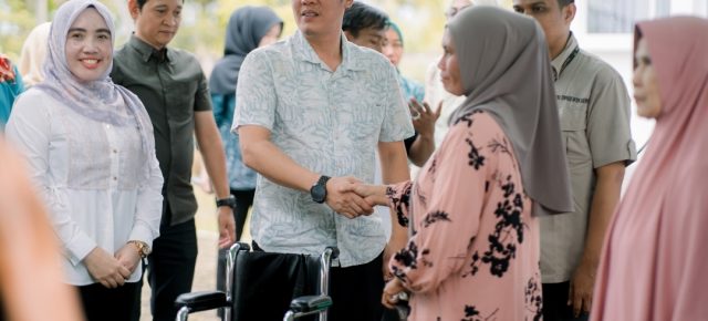 Serahkan Bantuan Atensi Kepada 120 Penerima Manfaat, Bupati Dedi Iraean Titip Pesan