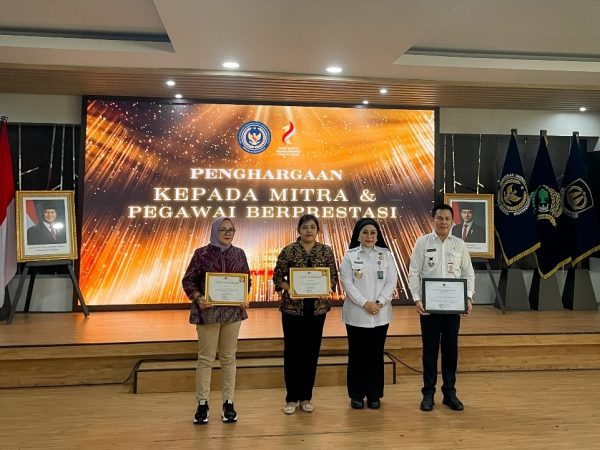 Pemerintah Kabupaten Pesisir Barat Terima Penghargaan dari Kementerian Imigrasi dan Pemasyarakatan Republik Indonesia Pemerintah Kabupaten Pesisir Barat Terima Penghargaan dari Kementerian Imigrasi dan Pemasyarakatan Republik Indonesia