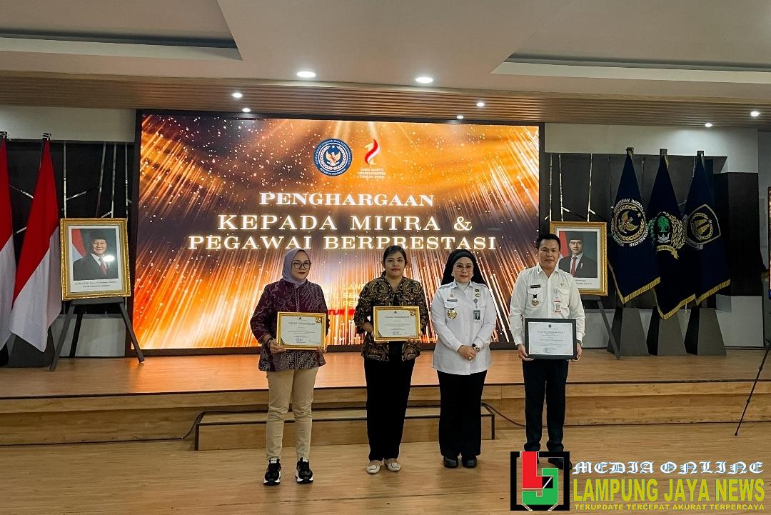 Pemerintah Kabupaten Pesisir Barat Terima Penghargaan dari Kementerian Imigrasi dan Pemasyarakatan Republik Indonesia Pemerintah Kabupaten Pesisir Barat Terima Penghargaan dari Kementerian Imigrasi dan Pemasyarakatan Republik Indonesia