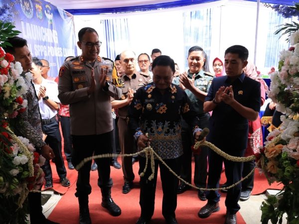 Ditandai Pengguntingan Mawar, Wabup Mad Hasnurin Resmikan Operasional SPPG Polres Lampung Barat