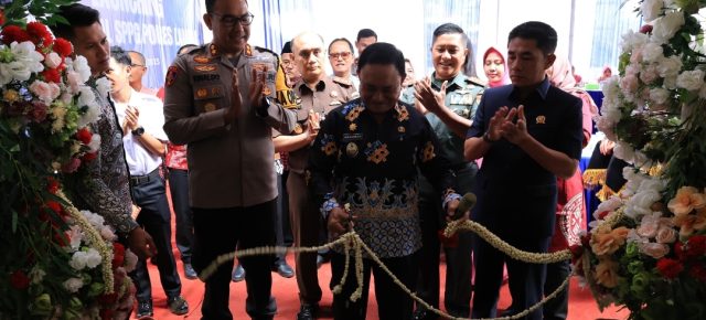 Ditandai Pengguntingan Mawar, Wabup Mad Hasnurin Resmikan Operasional SPPG Polres Lampung Barat