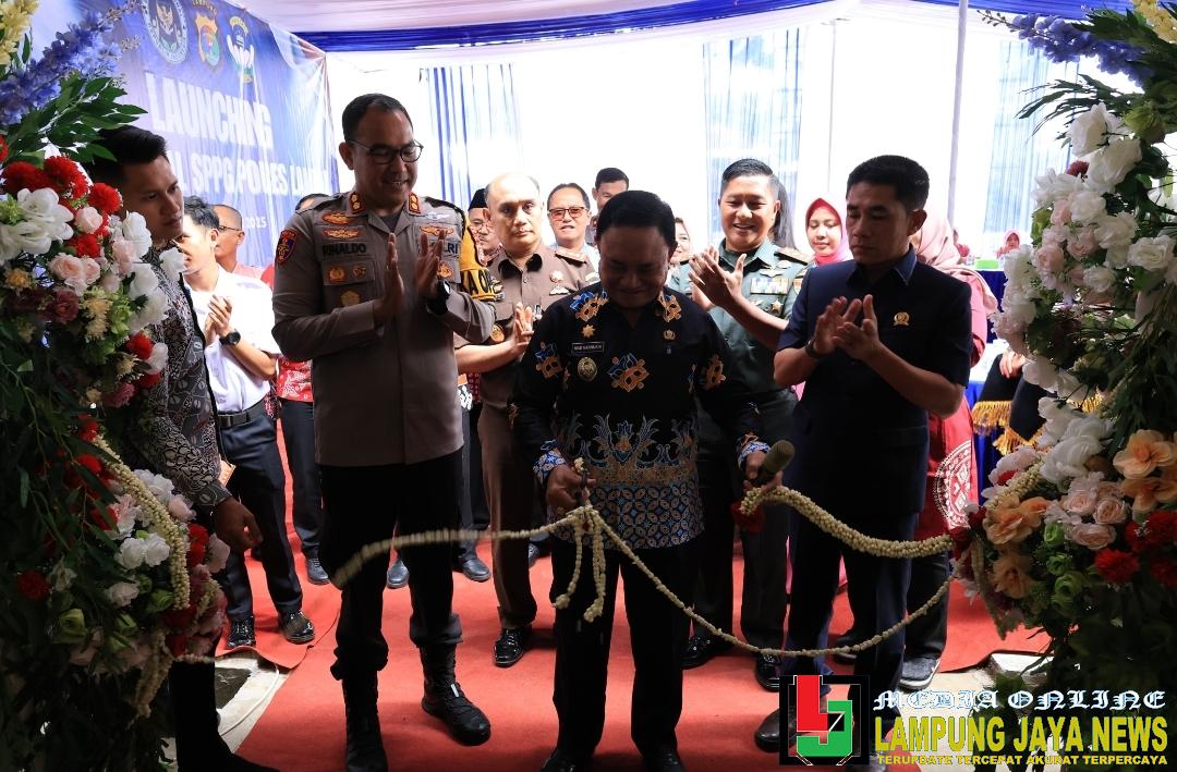 Ditandai Pengguntingan Mawar, Wabup Mad Hasnurin Resmikan Operasional SPPG Polres Lampung Barat