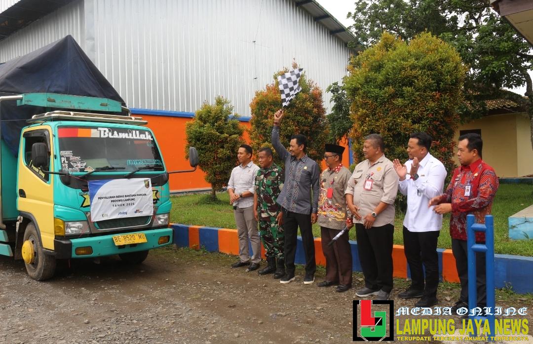 Penyaluran CPP Beras dan Minyak Goreng di Lampung Barat Resmi Dilepas, 29.559 KPM Terima Manfaat Penyaluran CPP Beras dan Minyak Goreng di Lampung Barat Resmi Dilepas, 29.559 KPM Terima Manfaat
