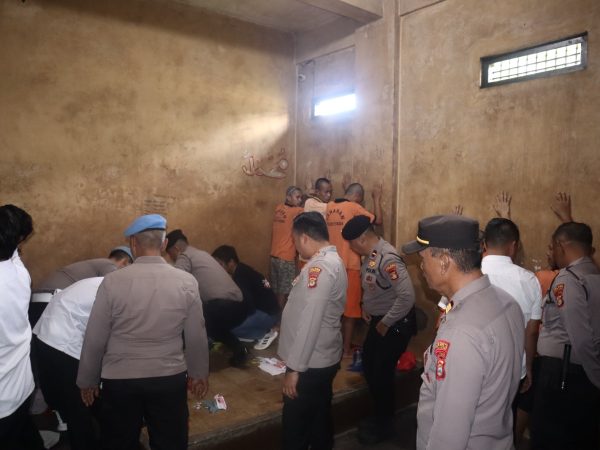 Cek Ruang Tahanan, Kapolres Tulang Bawang Barat Tekankan Jaga Kebersihan dan Kesehatan