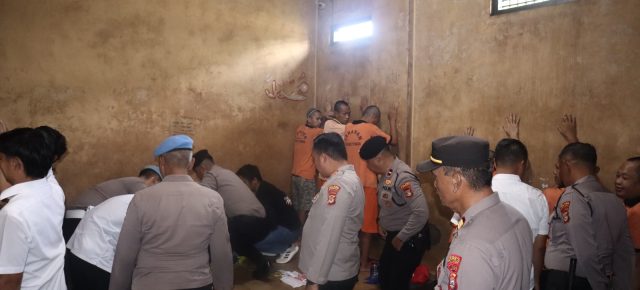 Cek Ruang Tahanan, Kapolres Tulang Bawang Barat Tekankan Jaga Kebersihan dan Kesehatan
