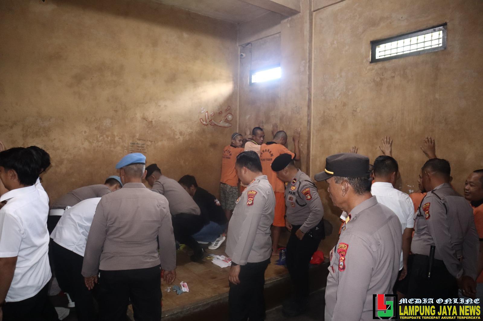 Cek Ruang Tahanan, Kapolres Tulang Bawang Barat Tekankan Jaga Kebersihan dan Kesehatan Cek Ruang Tahanan, Kapolres Tulang Bawang Barat Tekankan Jaga Kebersihan dan Kesehatan